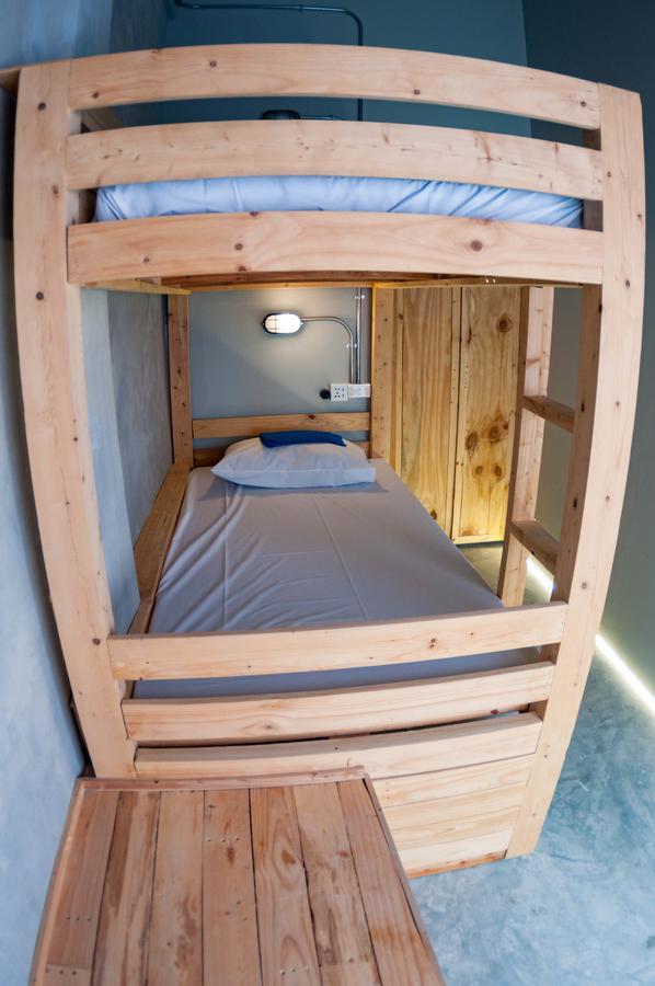 Хостел A'Stel Bangrak (Adults Only) Бангкок Экстерьер фото